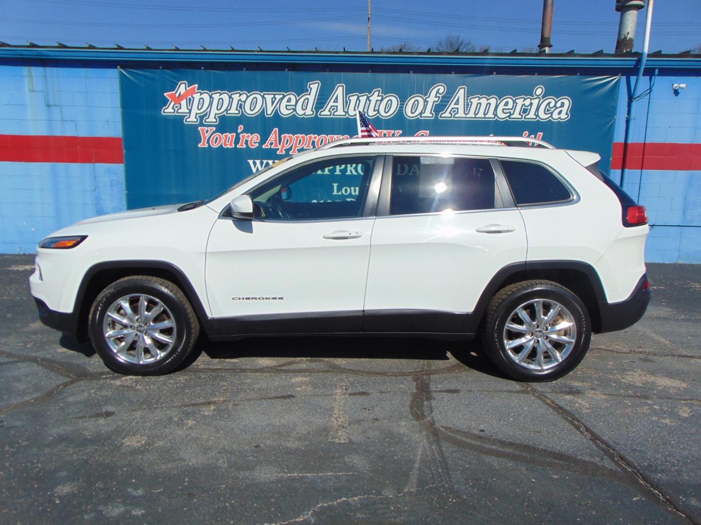 2015 White Jeep Cherokee (1C4PJMDS4FW) with an V6 3.2 Liter engine, Automatic, 9-Spd transmission, located at 2105 Dixie Hwy, Louisville, KY, 40210, (502) 772-3333, 38.220932, -85.795441 - Photo#0